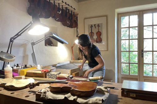 "Ce que j'aime, c'est choisir du bois, le façonner et créer un son" : Océane Mangeot, luthière en pays de Savoie