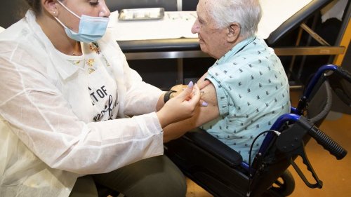 Vaccination contre le Covid-19 : comment certains pays ont réussi à couvrir 100% de leur population âgée, alors que la France plafonne