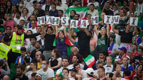 Reportage Coupe du monde 2022 : hymne respecté mais malaise entre supporters iraniens... On a vécu l'élimination de l'Iran face aux Etats-Unis
