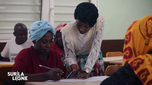 Vidéo "Sur la ligne". "Il faut que je comprenne ce qu'ils apprennent" : à Mayotte, les parents vont à l’école pour pouvoir aider leurs enfants