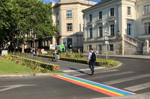 Au cœur de la ville, des passages piétons aux couleurs arc-en-ciel, en soutien à la communauté LGBTQI+