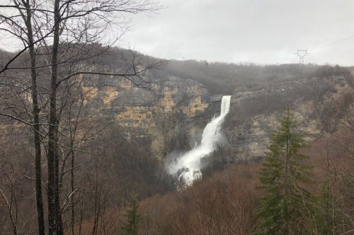Ain. La cascade de la Charabotte gonflée à bloc