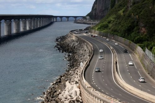 Route du Littoral : les automobilistes circuleront en fin de semaine sur les voies côtés mer dans le sens Possession-Saint-Denis