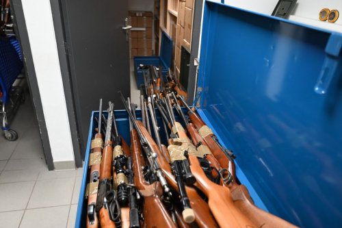 2 297 armes et 18 300 munitions récupérées lors de l’opération d’abandon simplifié en Isère, un "succès" selon la préfecture