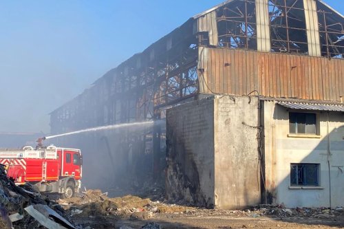 Saint-Chamas : un mois après l'incendie d'une usine de traitement des déchets, des fumées empoisonnent toujours les riverains