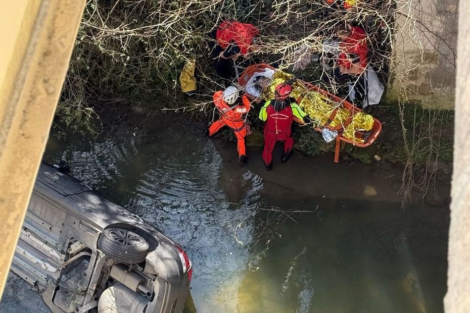 Impressionnante chute de 10 mètres d'une voiture dans une rivière : une femme et son chien secourus par les pompiers spécialisés