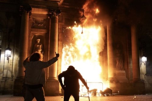 Incendie de la porte de la mairie de Bordeaux jeudi soir après la mobilisation historique contre la réforme des retraites