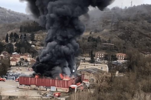VIDEOS : Fumées noires et explosions, un bâtiment de stockage de batterie prend feu, la population confinée