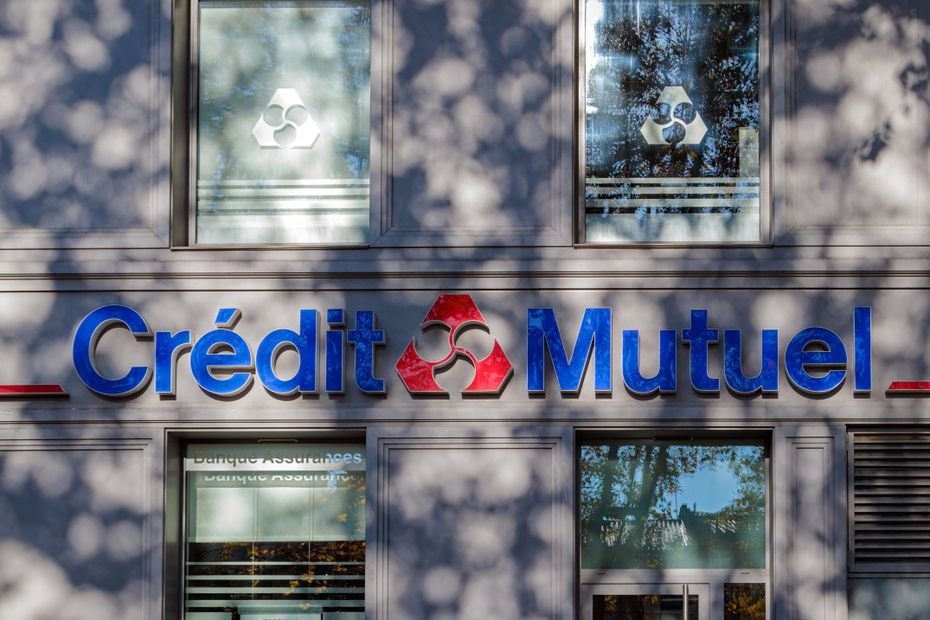 Le Crédit Mutuel fait l'acquisition d'une banque allemande et veut "devenir un bancassureur de premier plan en Europe"