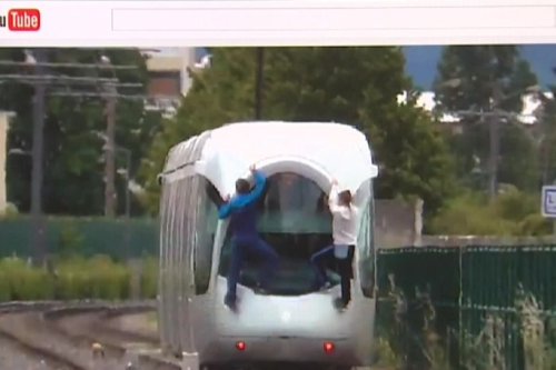 Métropole de Lyon : un jeune chute violemment après s'être accroché à un tramway et décède