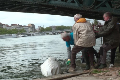 "C'est caché, donc c'est facile", plus d'une tonne de déchets sortie du Rhône par des plongeurs
