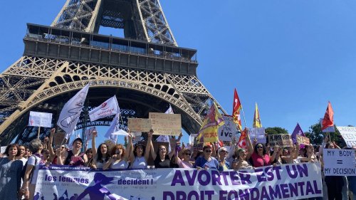 Reportage "On a fait un bond en arrière" : à Paris, un millier de manifestants "montrent leur colère" afin de défendre le droit à l'IVG
