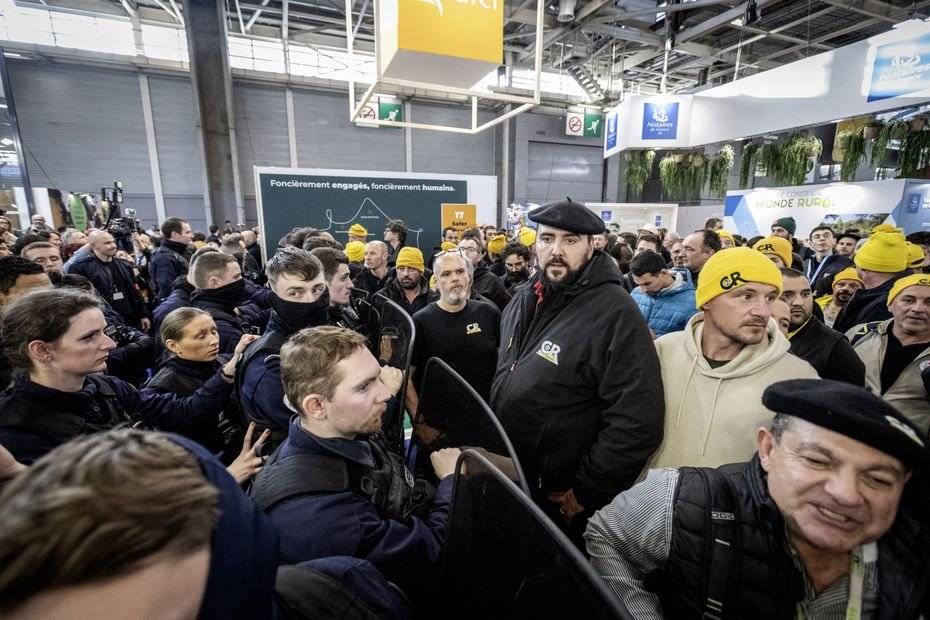 « On versera du fumier » : la colère des membres de la Coordination rurale, bloqués par les CRS à l’entrée du Salon de l’agriculture