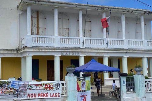 Anse-Bertrand : les agents municipaux grévistes sommés de libérer les accès des locaux de la ville, par le tribunal - Guadeloupe la 1ère