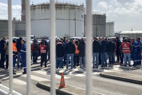 Pénurie de carburant. Une centaine de grévistes accompagnent les salariés réquisitionnés à la raffinerie de Donges