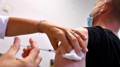 "Pour l'instant, on n'a pas de dose supplémentaire" : à Marseille, les créneaux de vaccination en pharmacie contre la variole du singe sont pris d'assaut