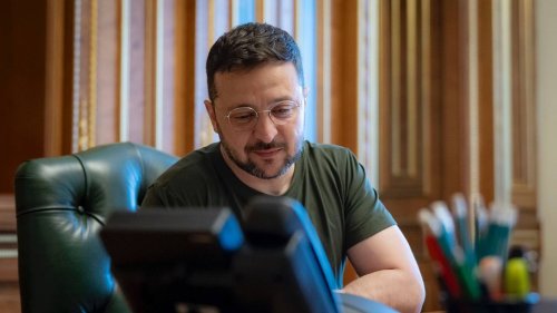                    Guerre en Ukraine : Volodymyr Zelensky invite le pape dans son pays et demande "l'aide du Vatican" pour ramener les enfants déportés par la Russie