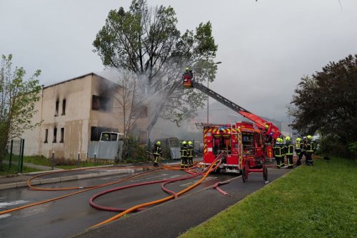 Trois blessés dans un incendie et des explosions à Saint-Etienne, l'A72 coupée à la circulation
