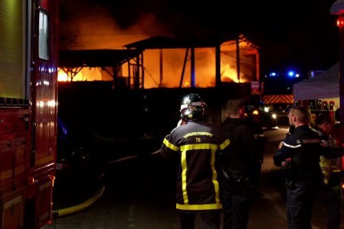 11 incendies de bâtiments agricoles dans le même secteur : certains agriculteurs pourraient être amenés "à faire justice eux-mêmes"
