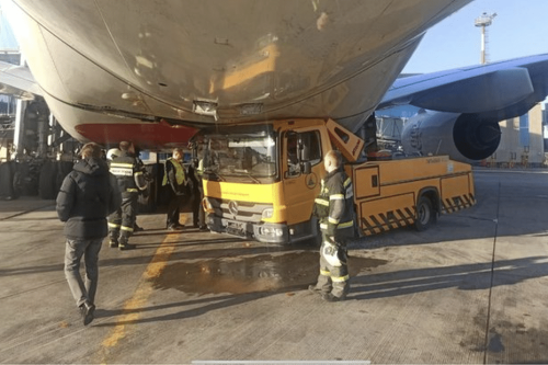 PHOTOS. Un camion s'encastre sous un Airbus A380 en Russie : réparer l'avion s'annonce compliqué pour Emirates