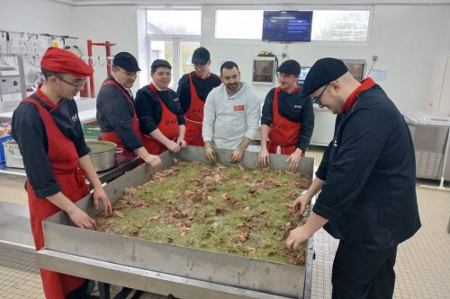 INSOLITE. 700 kg de porc, 25 kg de persil… Ils préparent le plus gros jambon persillé du monde !