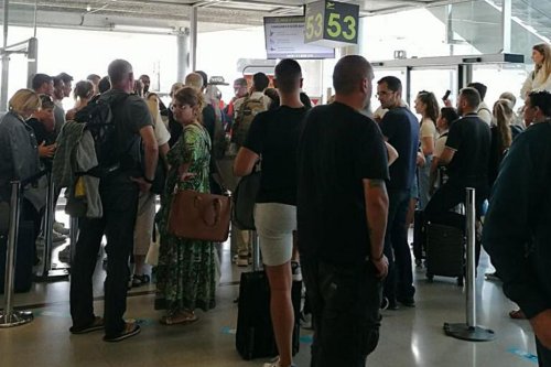 "Démerdez-vous !", les passagers du vol Nantes-Bastia Volotea coincés à l'aéroport de Nantes-Atlantique ont dû trouver une solution tout seuls
