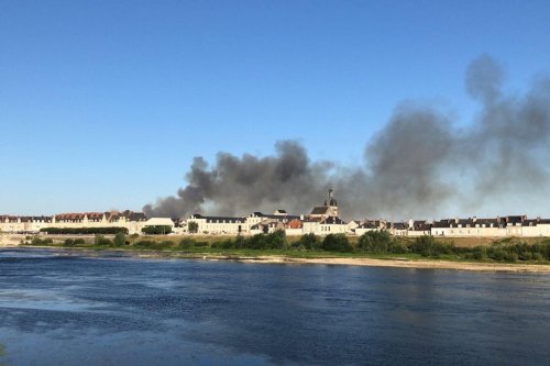 Un feu de végétation provoque un panache de fumée au-dessus de Blois