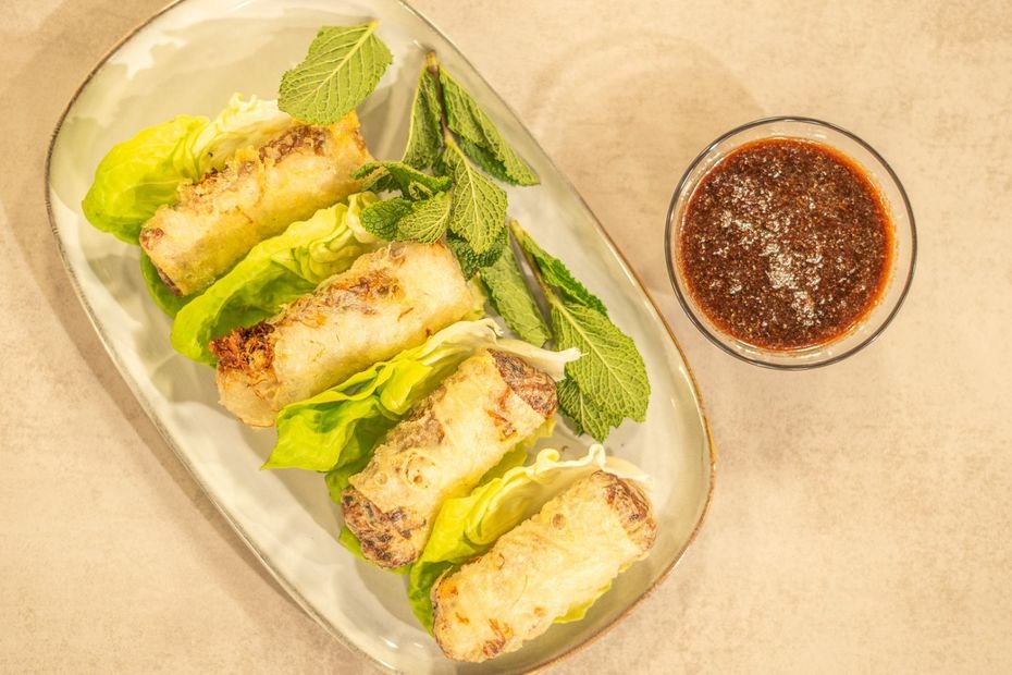 Croustillante, gourmande, réconfortante, découvrez cette recette de nems d’oie, chutney d’oignon rouge au soja