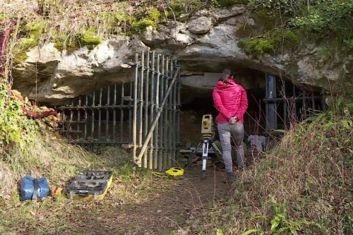 Squelettes humains, gravures : une grotte secrète datée de - 30 000 ans intrigue les scientifiques