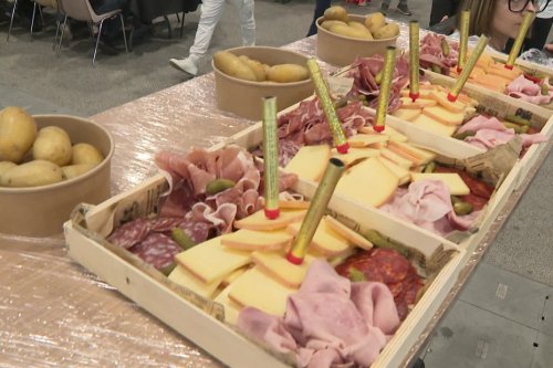 1 200 kg de patates, 800 kg de fromage et 600 kg de charcuterie... Le record de la plus grande raclette du monde battu à Saint-Étienne