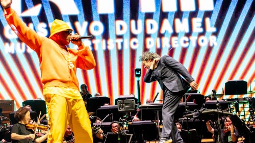 A Coachella, le chef d'orchestre Gustavo Dudamel fait sensation en invitant sur scène des figures de la pop et du rap comme LL Cool J