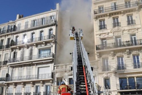 Marseille : incendie en cours au restaurant Le Petit Pernod sur le Vieux-Port
