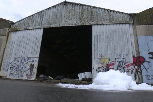 2.000 m² de hangar touchés par les flammes sur le port de Lorient