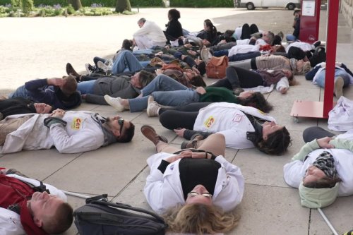 "La population est en danger" : ils se couchent par terre pour dénoncer la fermeture de lits en psychiatrie