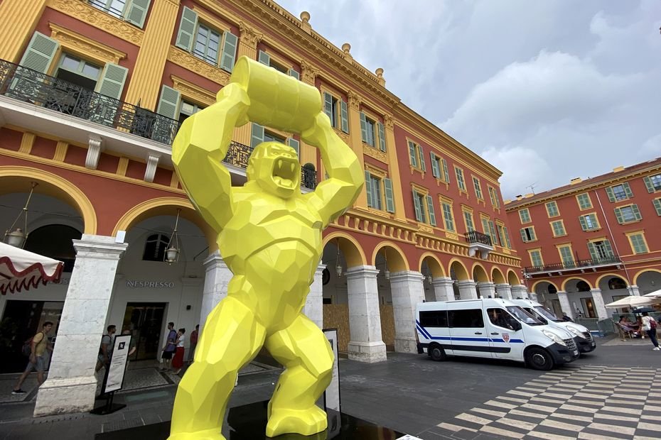 Cadeaux du sculpteur Orlinski au couple Estrosi, exposition en ville... Nouvelle perquisition en mairie de Nice