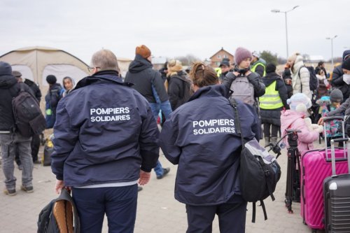 Gironde : des bénévoles de Pompiers Solidaires se relaient pour aider les réfugiés ukrainiens en Pologne.