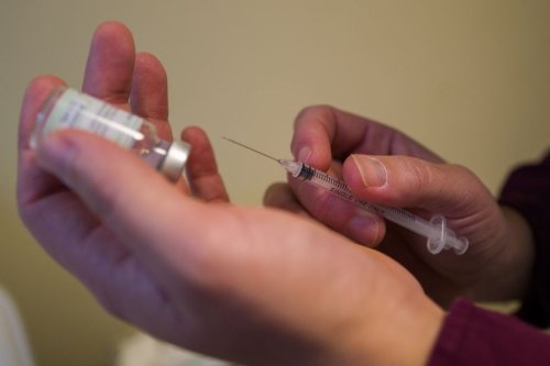 Vaccination contre le covid-19 : "Il aurait même fallu commencer plus tôt", selon l’infectiologue Benjamin Davido