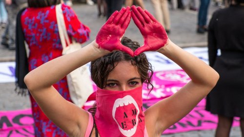 "Meloni est d’autant plus dangereuse qu’elle sera sournoise" : des Italiennes craignent pour leur droit à l'avortement