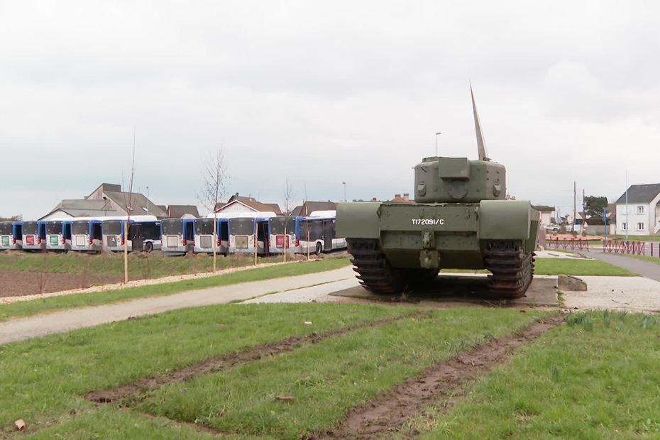 Ivre, elle rentre dans un char de la Seconde Guerre mondiale