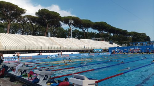 Reportage Championnats d'Europe de natation : comment les sprinteurs français se sont adaptés à la piscine en plein air de Rome