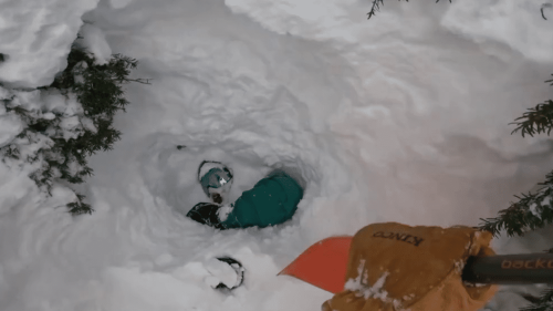 États-Unis : un snowboarder miraculeusement sauvé par un skieur