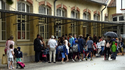 "Ça ne lui fait rater que deux jours" : certains parents anticipent le départ en vacances de leurs enfants