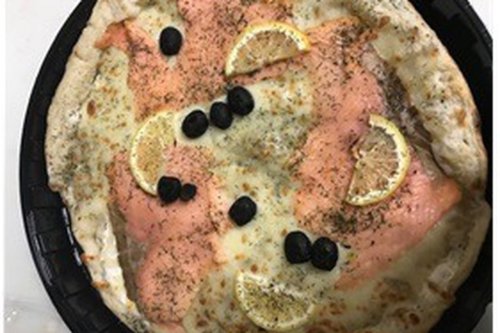 Consommation : une pizza au saumon vendue dans un magasin rappelée à cause d'une bactérie