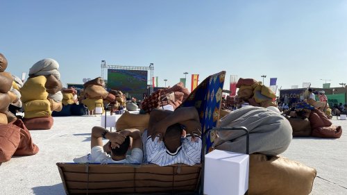Reportage Coupe du monde 2022 : bienvenue dans un village de conteneurs "spartiates" qui héberge les supporters au Qatar