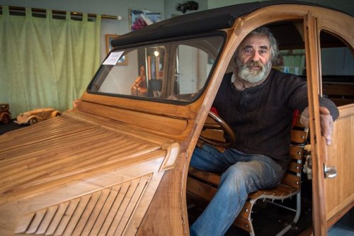 "Ma voix est un peu éteinte" : la célèbre 2CV en bois de Michel Robillard vendue à un prix record