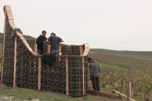 Dans ce vignoble, des cabanes aux architectures surprenantes sont créées chaque année : les loges de vigne