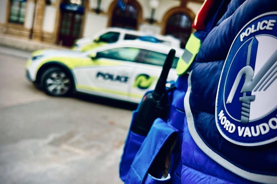 Abusée par de faux policiers, escortée de banque en banque, entre la Suisse et la France, l'octogénaire se fait dépouiller de la moitié de ses économies