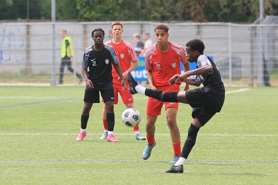 Victime d'un arrêt cardiaque lors d'un match de l'AJ Auxerre : vive émotion après le décès d'un jeune joueur de 14 ans