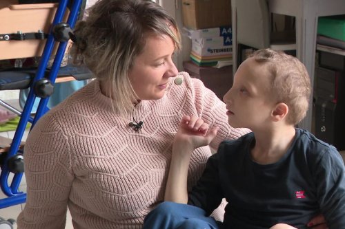 "Il faut s'en occuper comme d'un bébé" : atteint d'une maladie génétique rare, Noé, 12 ans, a besoin d'un espace adapté