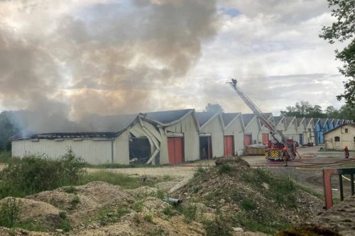 Un important incendie ravage des hangars près d'Angoulême